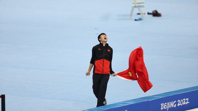 高亭宇比赛睡觉必带小花枕，但是“最近失眠了，只能睡八九个小时”休闲区蓝鸢梦想 - Www.slyday.coM