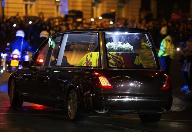 女王的丈夫菲利普亲王去年逝世时,使用的灵车也是他亲自参与设计,改造