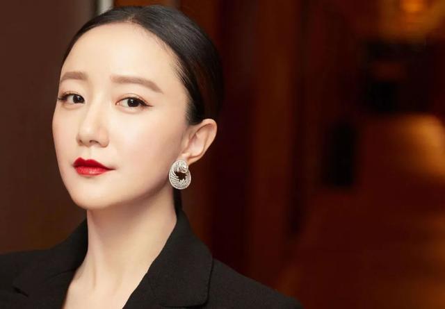 摸杨幂大腿恋韩国女星,35岁黄轩又爆新恋情,还当街拍屁股太腻歪|李倩