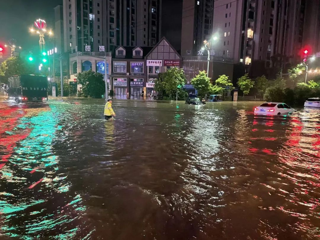 暴雨来袭，最帅的身影属于他们！休闲区蓝鸢梦想 - Www.slyday.coM