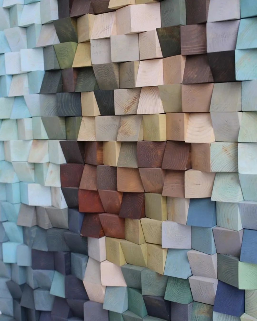 用425个木块组成让人看不懂的作品艺术家你离远点看