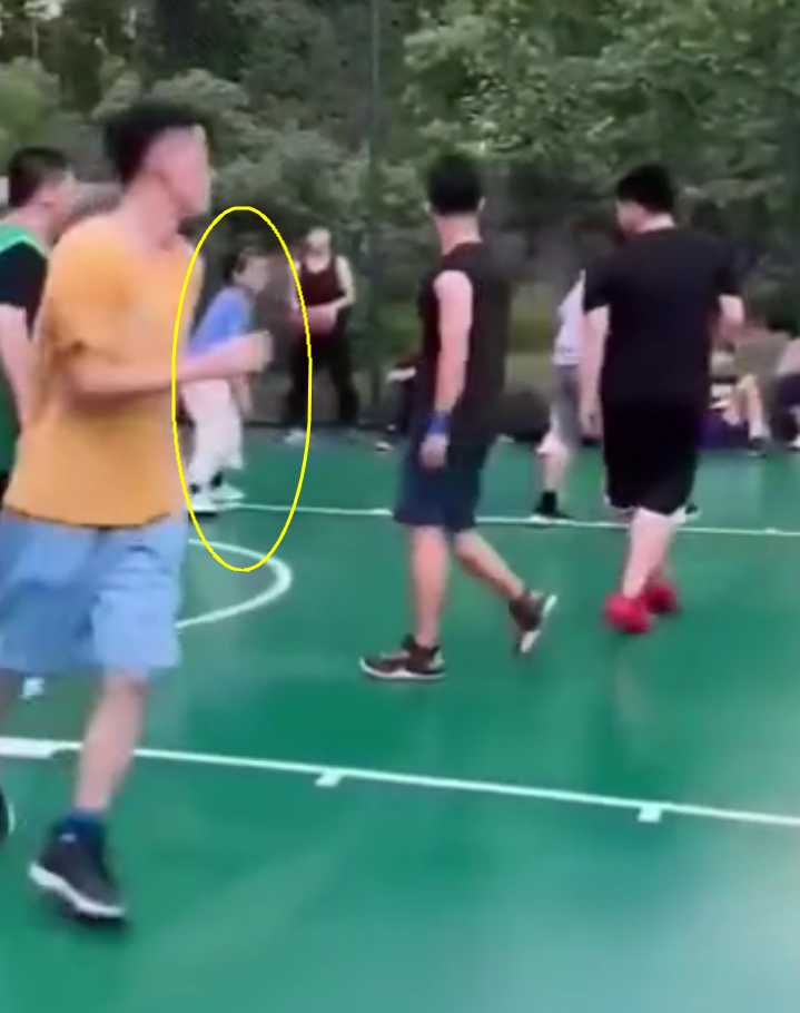 姚明又胖了观看女儿跟男生打球一脸微笑不戴口罩尽显圆润身形
