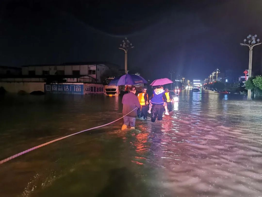 暴雨来袭，最帅的身影属于他们！休闲区蓝鸢梦想 - Www.slyday.coM