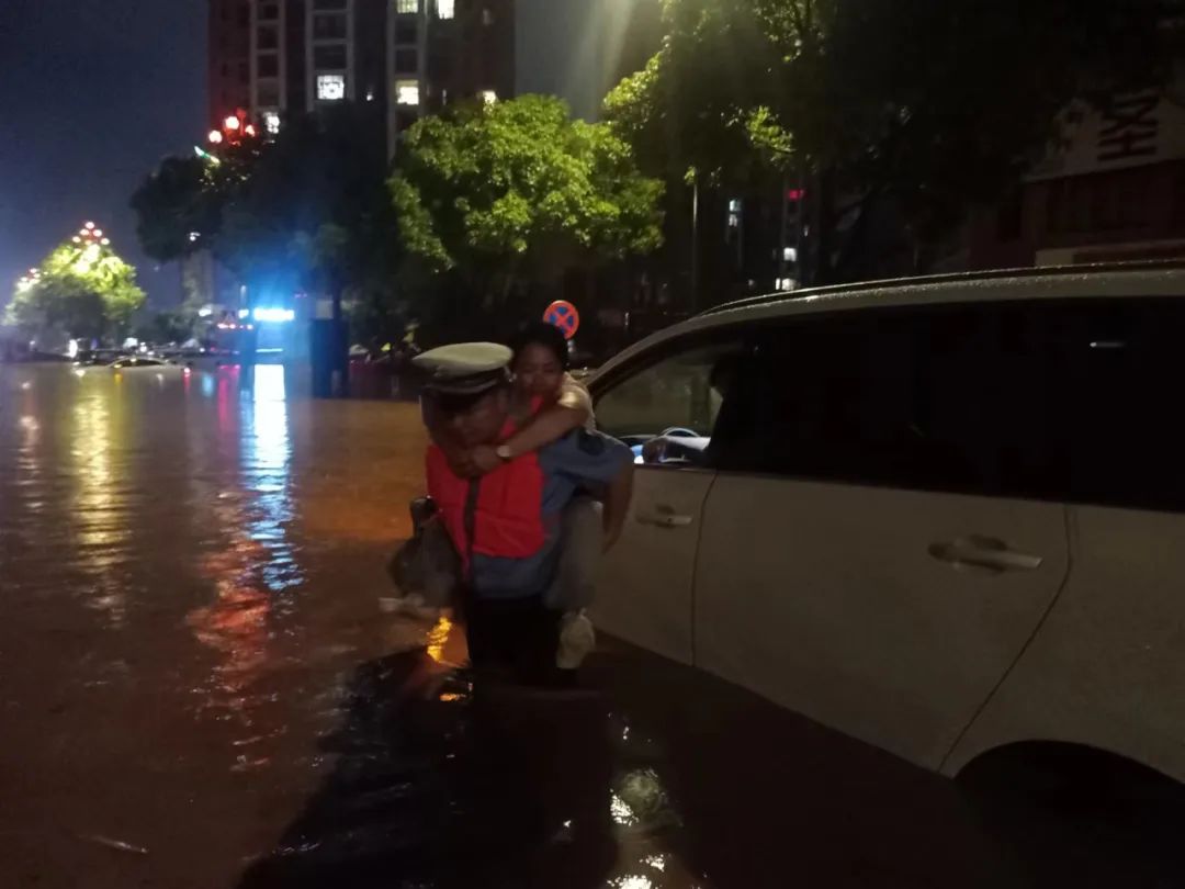 暴雨来袭，最帅的身影属于他们！休闲区蓝鸢梦想 - Www.slyday.coM