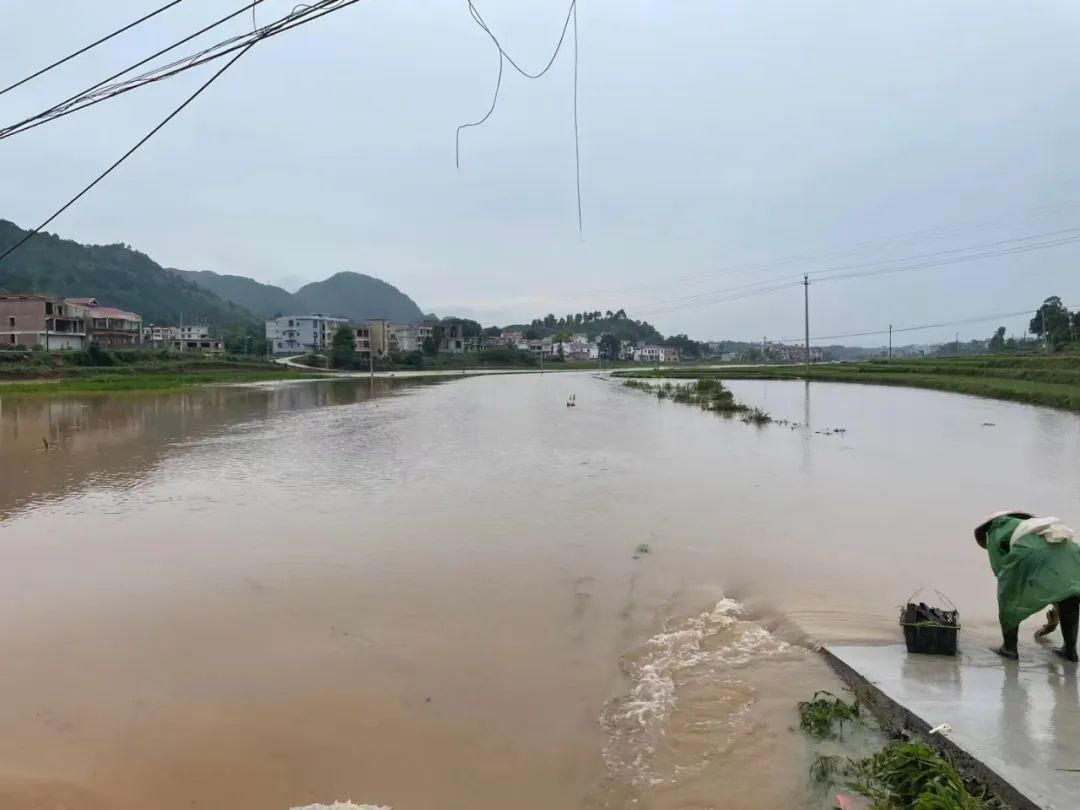暴雨来袭，最帅的身影属于他们！休闲区蓝鸢梦想 - Www.slyday.coM