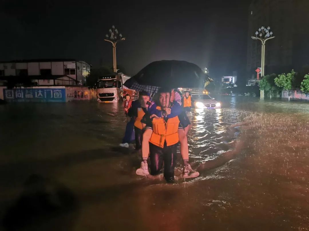 暴雨来袭，最帅的身影属于他们！休闲区蓝鸢梦想 - Www.slyday.coM
