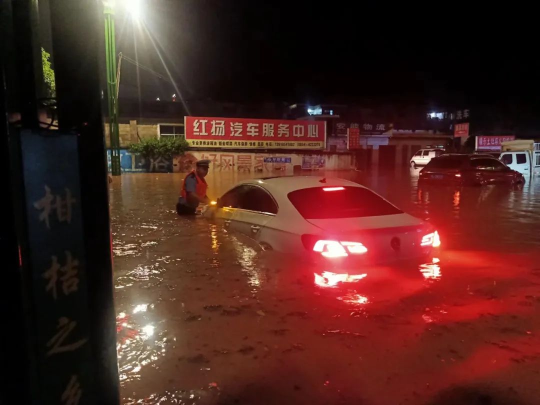 暴雨来袭，最帅的身影属于他们！休闲区蓝鸢梦想 - Www.slyday.coM