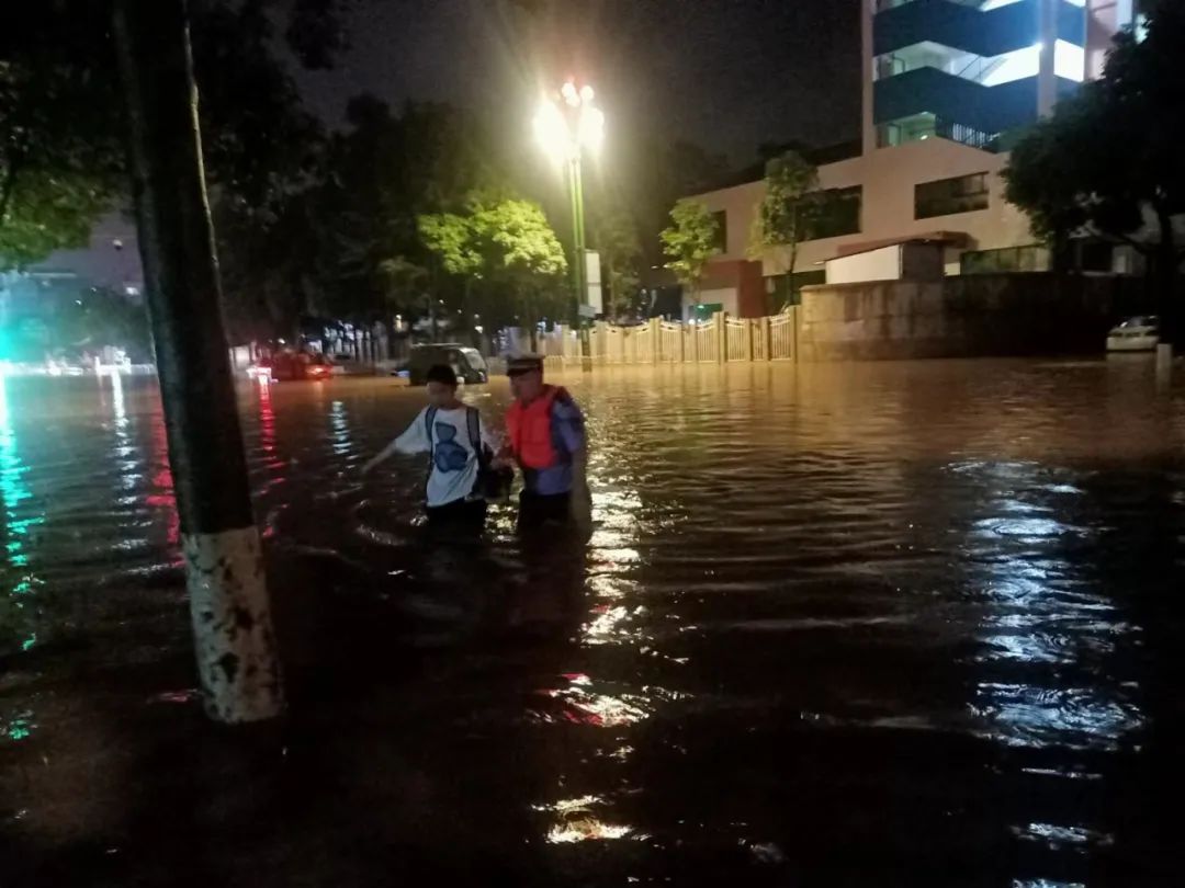 暴雨来袭，最帅的身影属于他们！休闲区蓝鸢梦想 - Www.slyday.coM