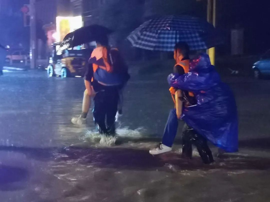 暴雨来袭，最帅的身影属于他们！休闲区蓝鸢梦想 - Www.slyday.coM