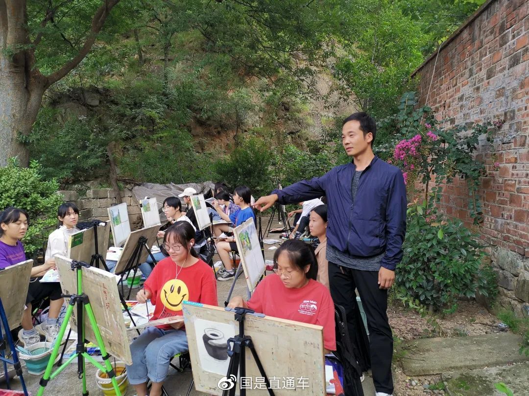 97学生在三合村写生基地写生  受访者供图三合村火了,村民干事儿