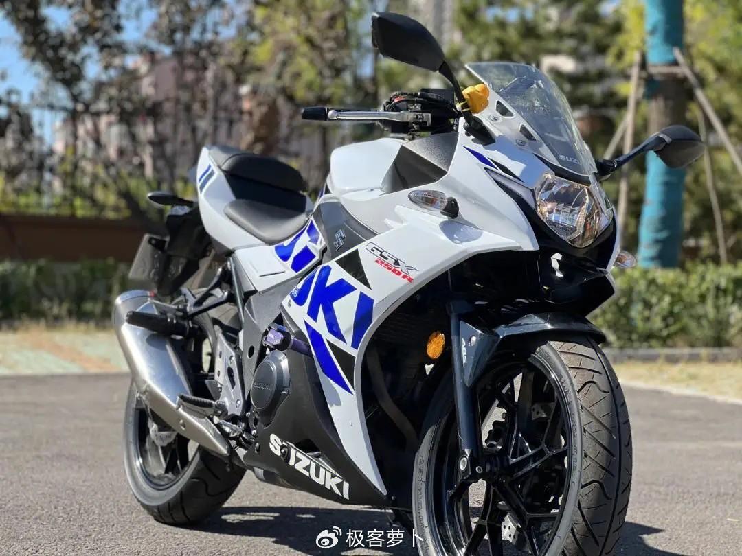 gsx250r搭载了一台250cc的发动机,提供了良好的低扭性能,非常适合新手