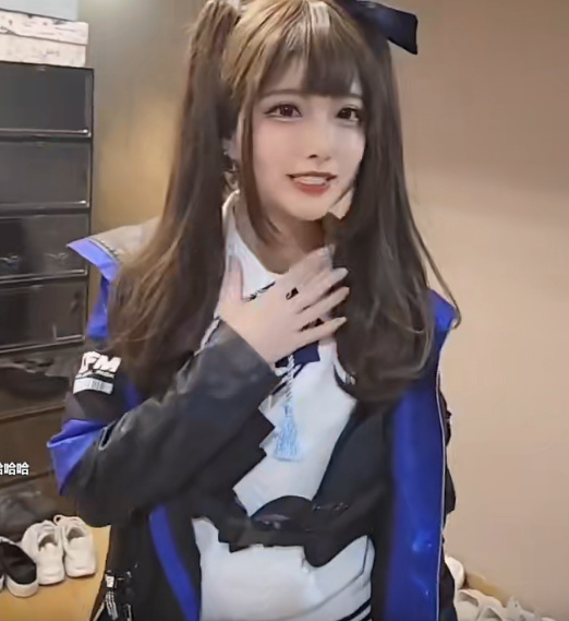 童锦程撩上cf官方coser被拉去现场cosplay狼外婆造型一言难尽