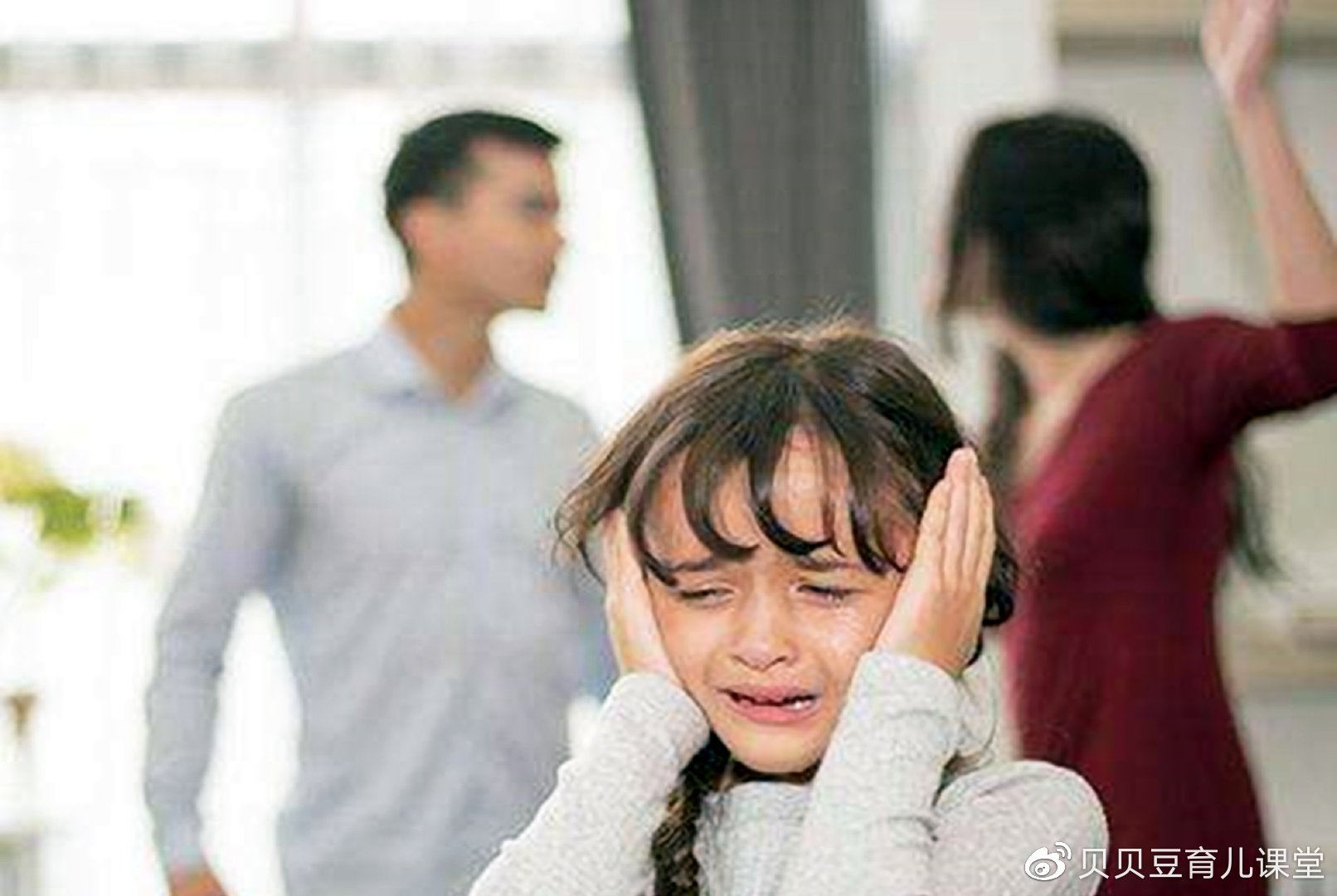 夫妻间的"冷暴力"伤娃很深,不懂"照顾"孩子的父母,要反省了