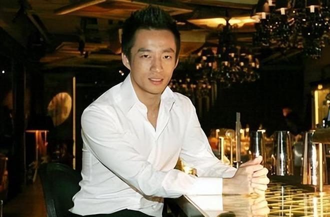 汪小菲与一年轻女子亲密照曝光