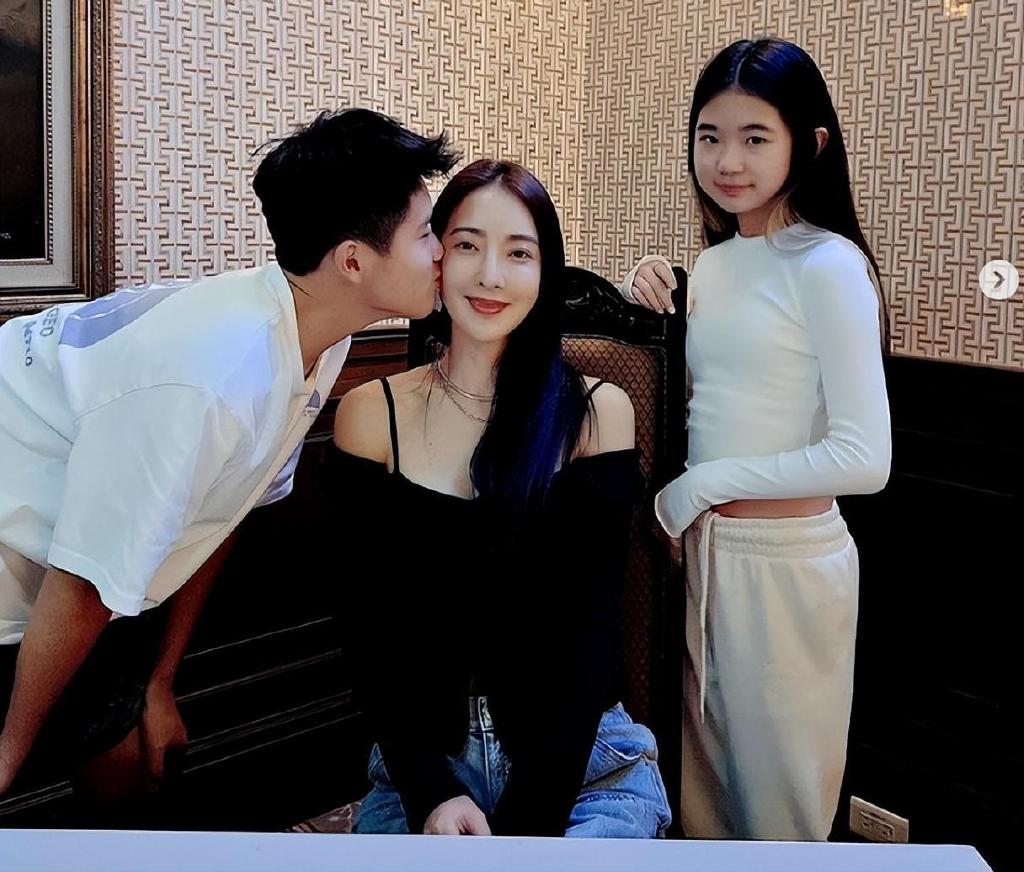 曹格老婆晒女儿庆生照,12岁Grace变化大,秀发披肩越来越漂亮休闲区蓝鸢梦想 - Www.slyday.coM 曹格老婆晒女儿庆生照,12岁Grace变化大,秀发披肩越来越漂亮休闲区蓝鸢梦想 - Www.slyday.coM