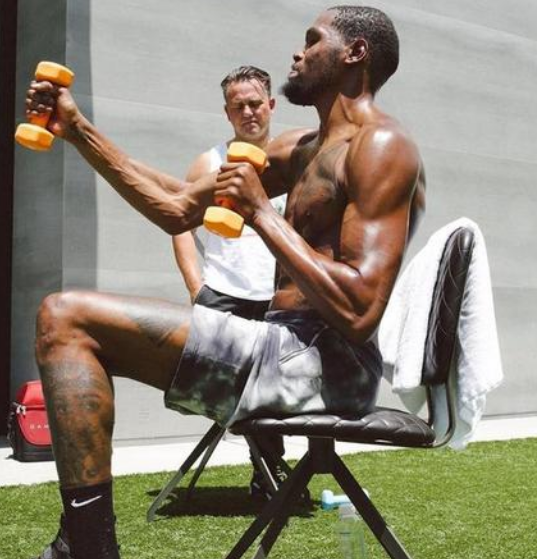 保罗臂展算不错了,身高1米83臂展有1米94,这绝对算是长臂了.