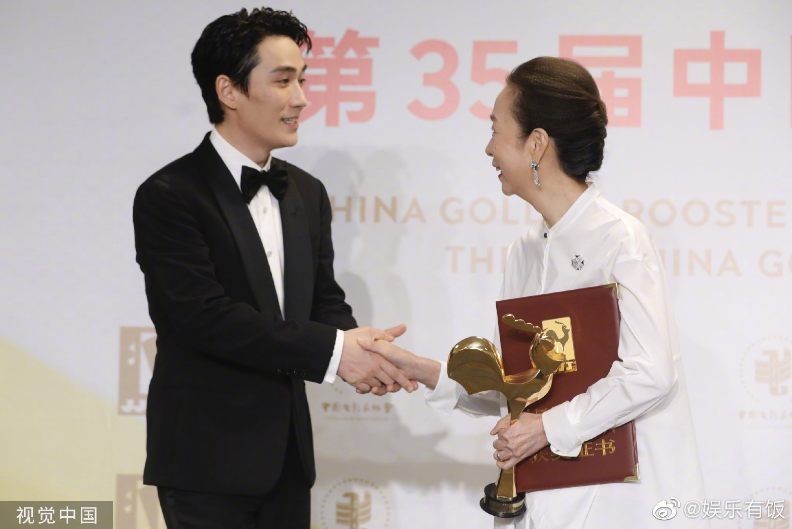 朱一龙,奚美娟在金鸡奖后台同框合影好感动……__财经头条