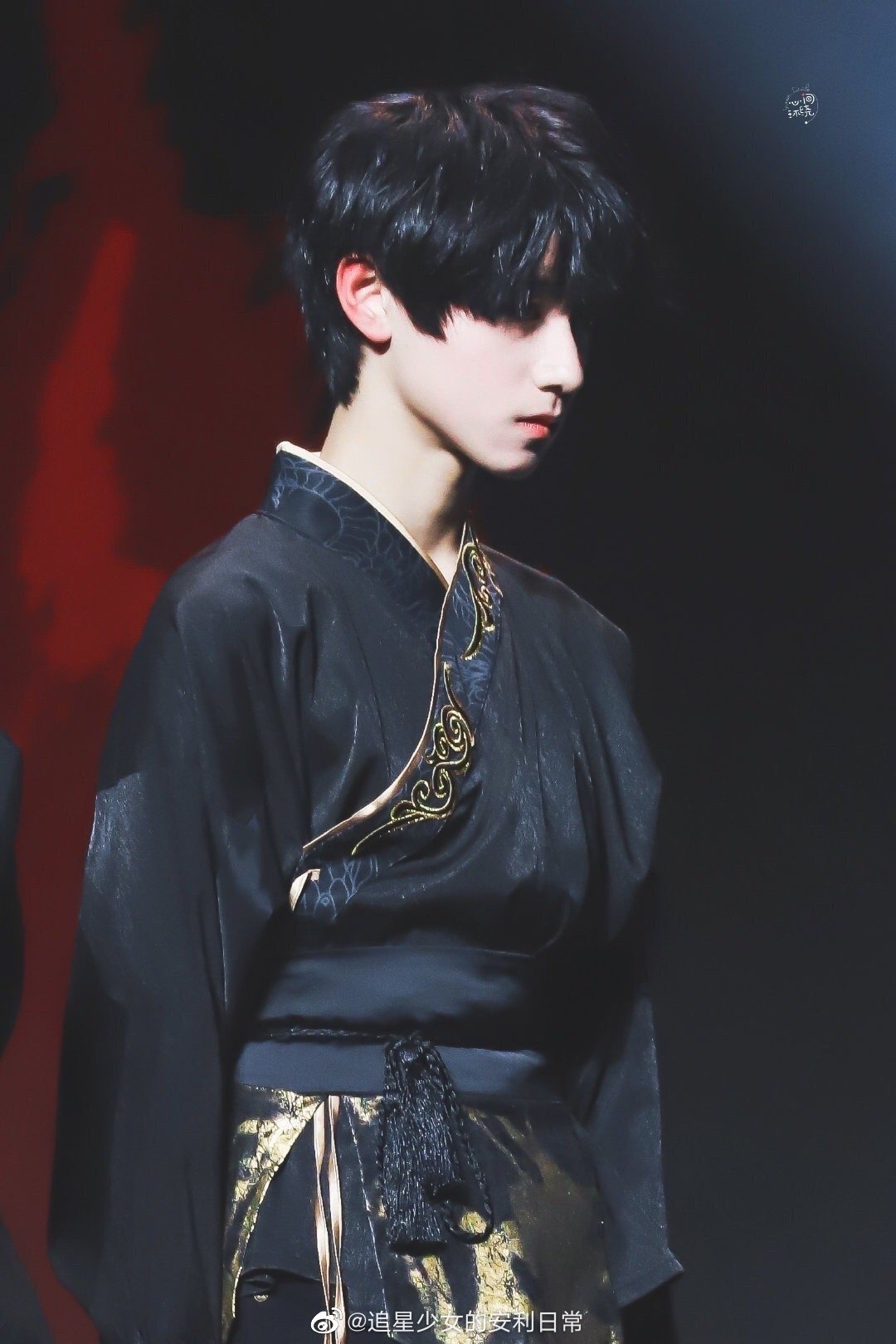 收集一下朱志鑫的神仙侧颜,是五官优越侧脸轮廓和眉眼才能这么好看啊