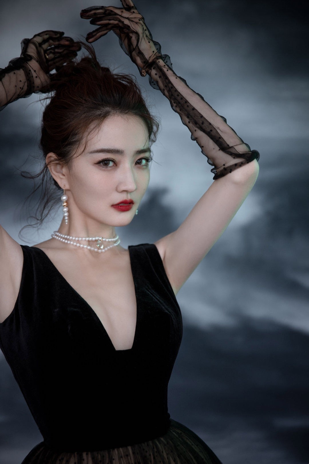 徐璐仗着身材好真敢秀穿薄纱露胃裙性感美艳美成赫本