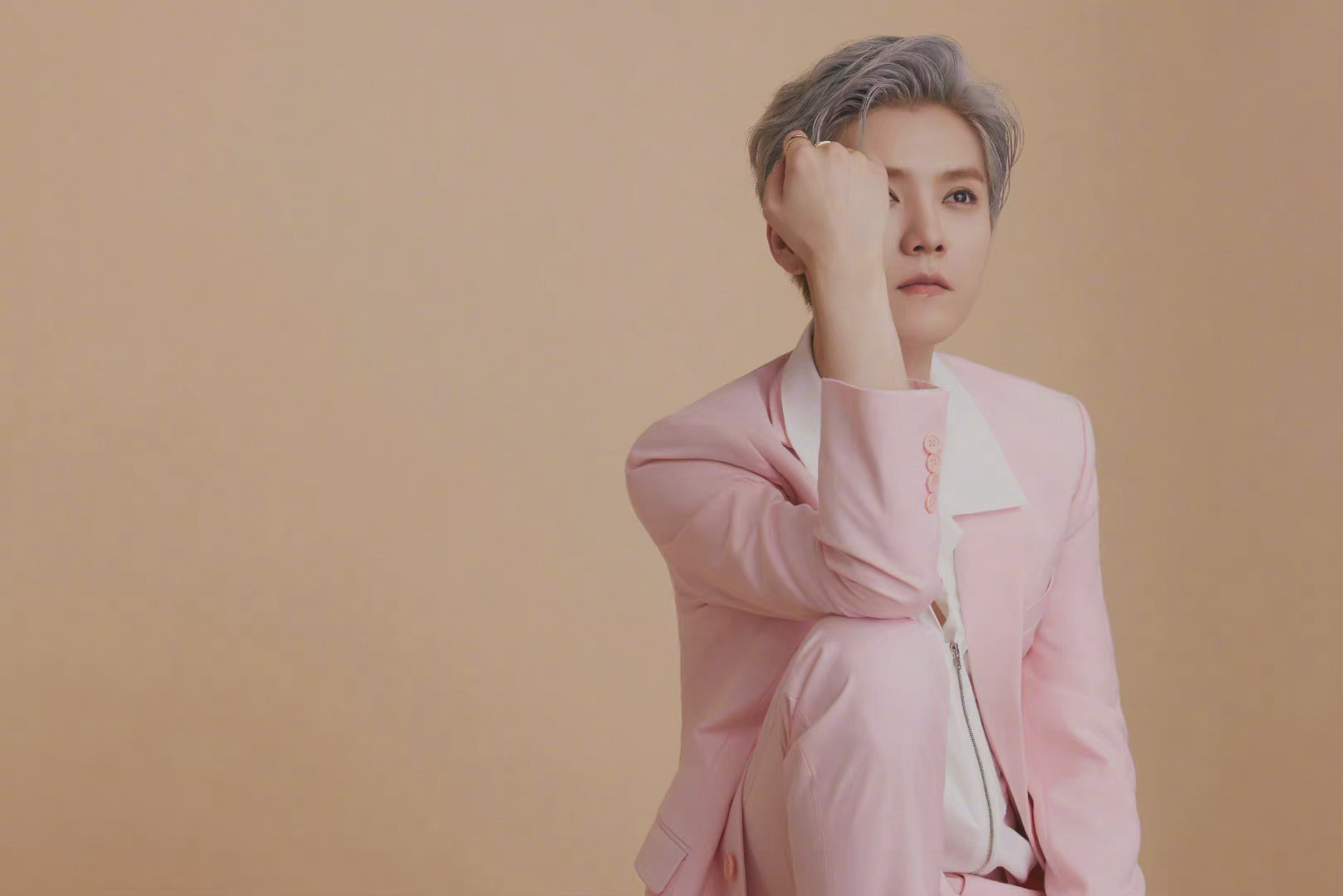 鹿晗粉色西装造型粉色西装77白色内搭77灰色头发