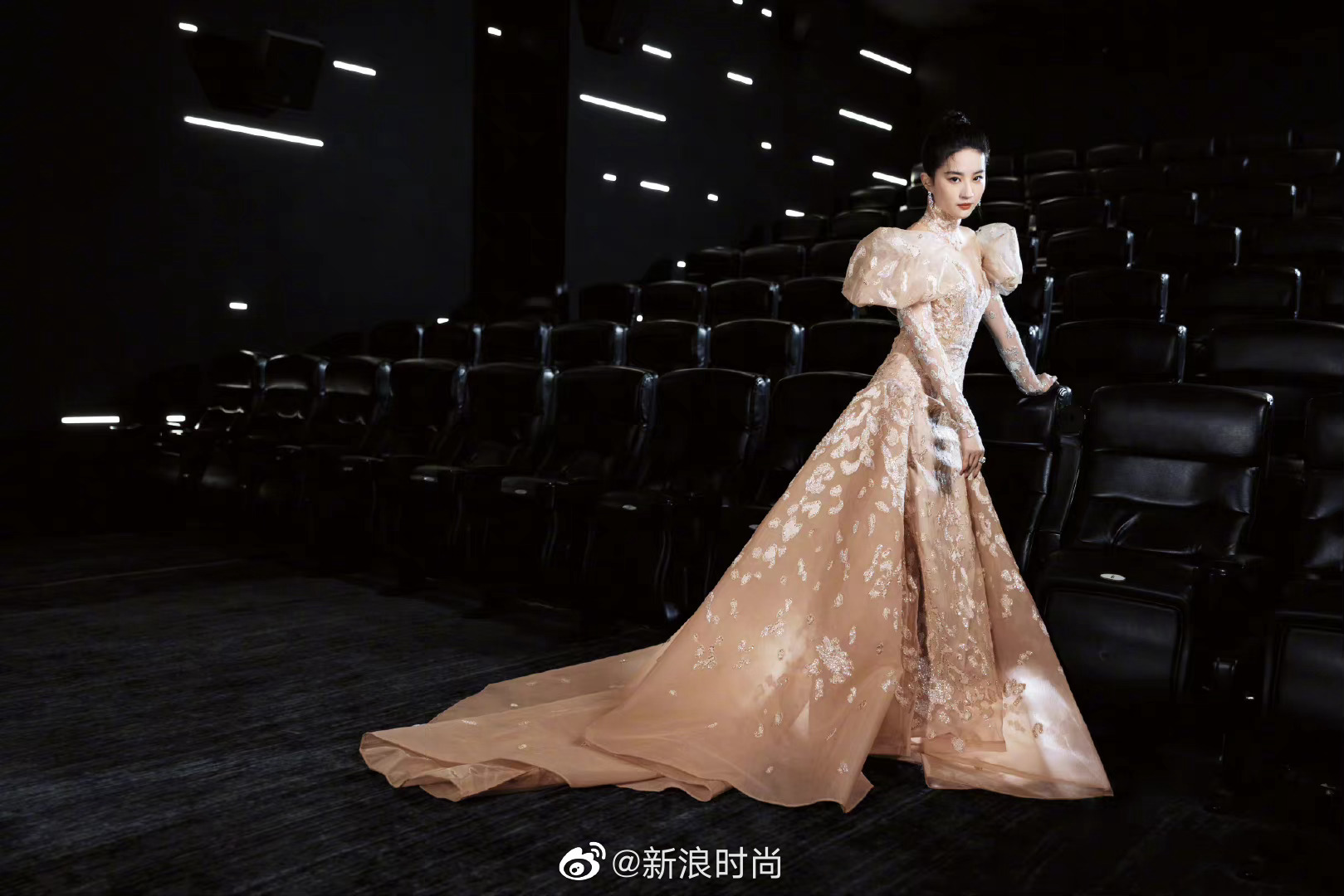 女明星红毯造型__财经头条