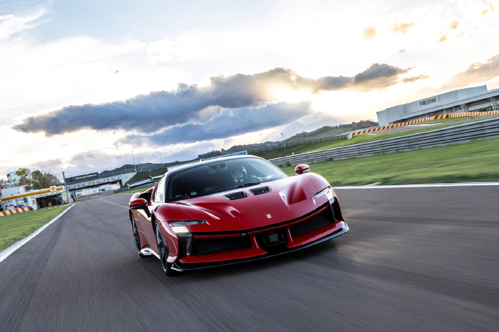 法拉利sf90xxstradale于菲奥拉诺赛道创下1分17309秒公路跑车圈速
