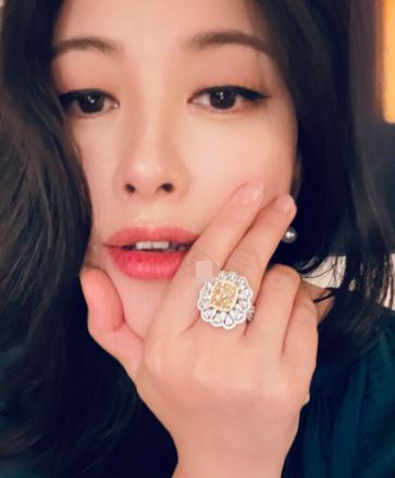 朱珠谈孕期变化,晒"怼脸自拍照"尖下巴抢镜,手戴宝石贵气十足