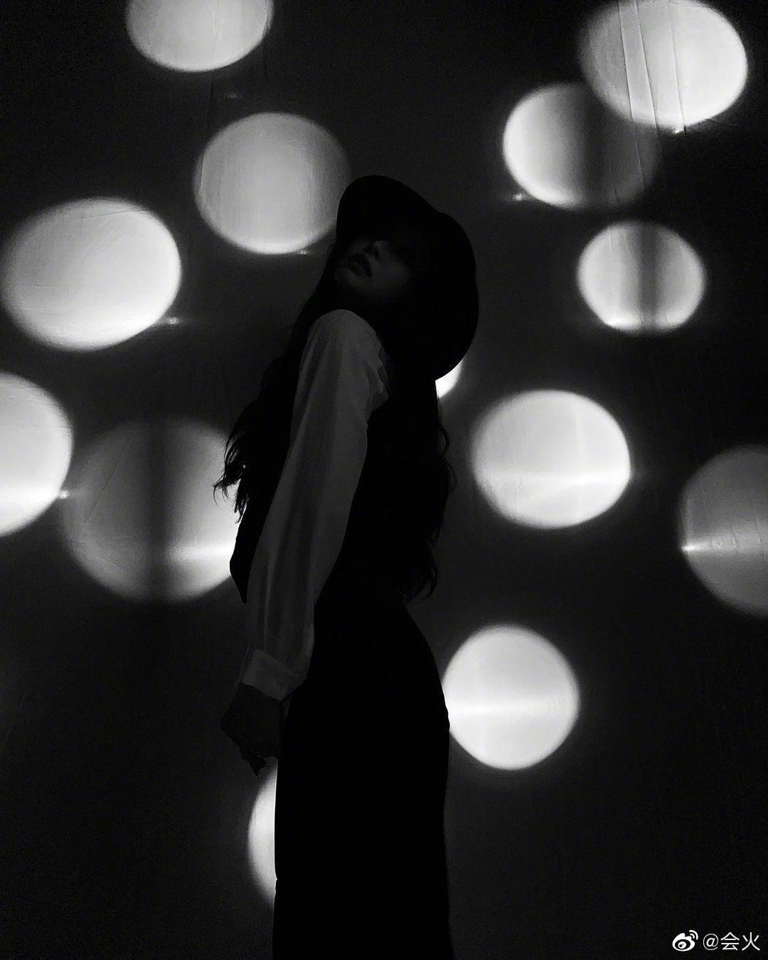 blackpink成员jennie更新社交平台,晒出为演唱会拍摄海报的照片,黑 