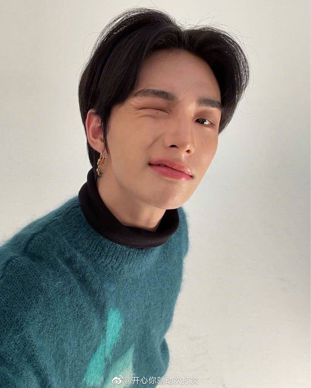 黄铉辰ins更新,帅哥的怼脸拍也完全没在怕的!__财经头条