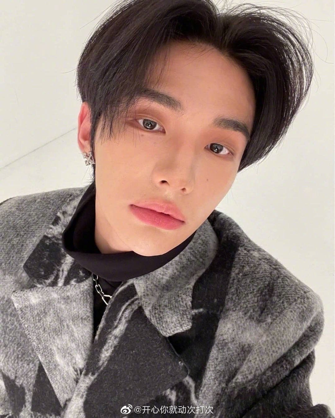 黄铉辰ins更新,帅哥的怼脸拍也完全没在怕的!__财经头条