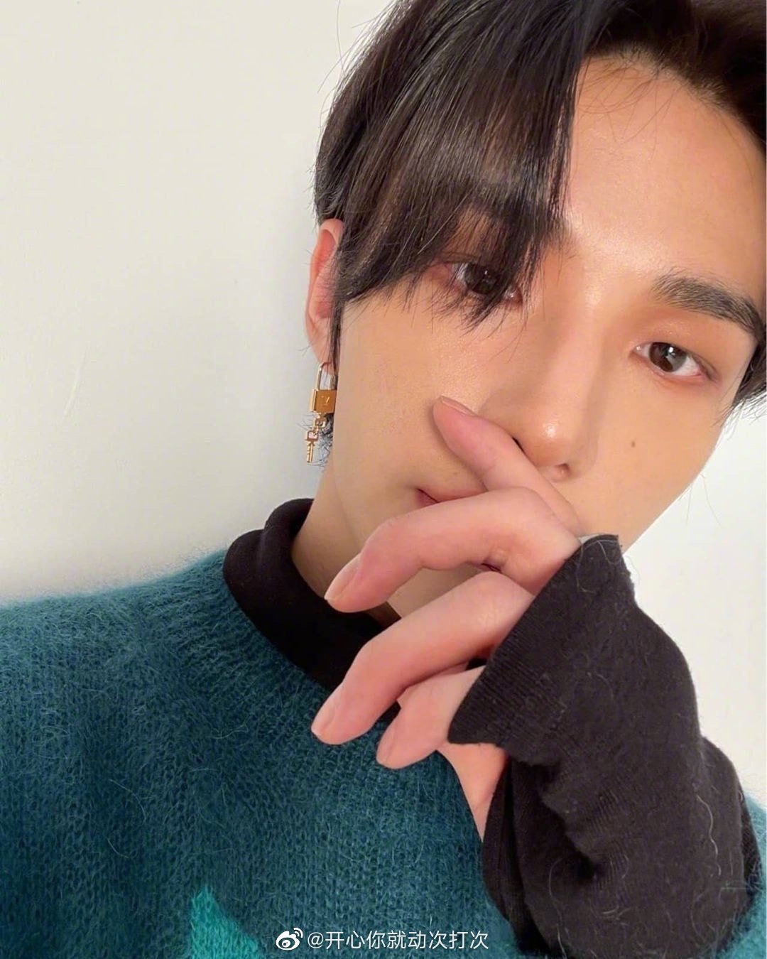 黄铉辰ins更新,帅哥的怼脸拍也完全没在怕的!__财经头条