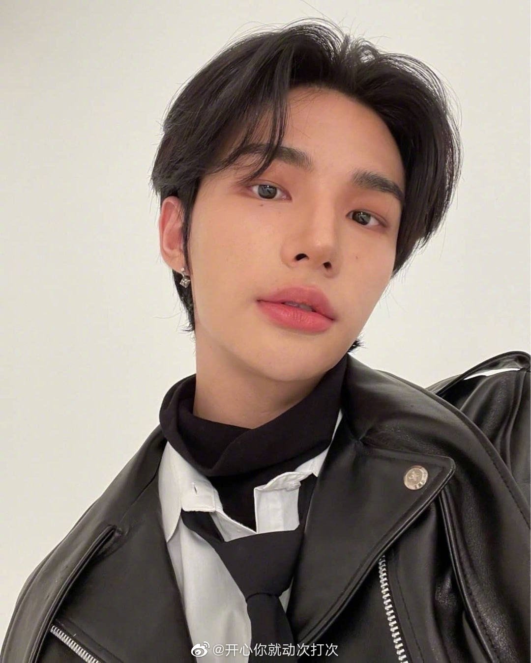 黄铉辰ins更新,帅哥的怼脸拍也完全没在怕的!__财经头条