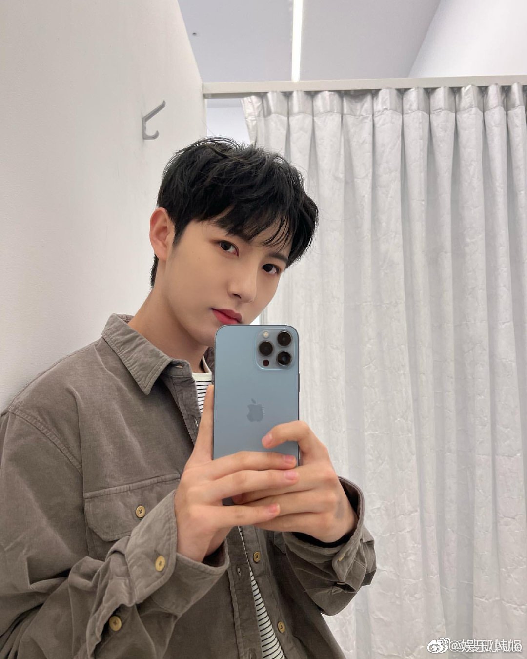 黄仁俊最新发布的对镜自拍2p好帅啊 帅哥就要多营业