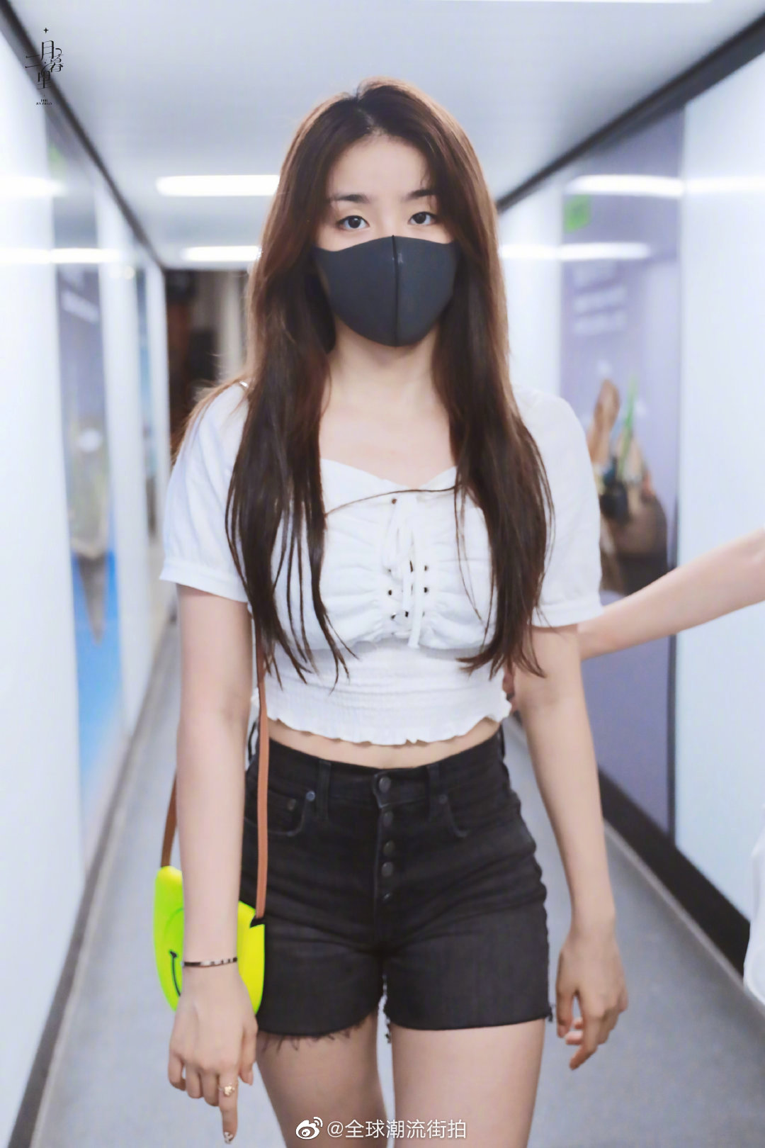 今日机场金子涵穿搭 白色泡泡袖上衣 黑色牛仔短裤 亮色包包