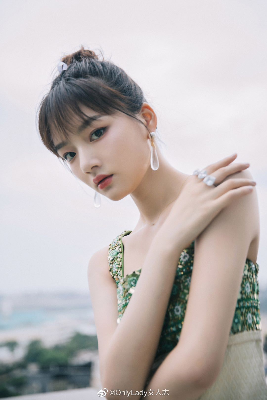 演员任敏 受邀参加青春芒果夜,身穿绿色钻石连衣裙亮相