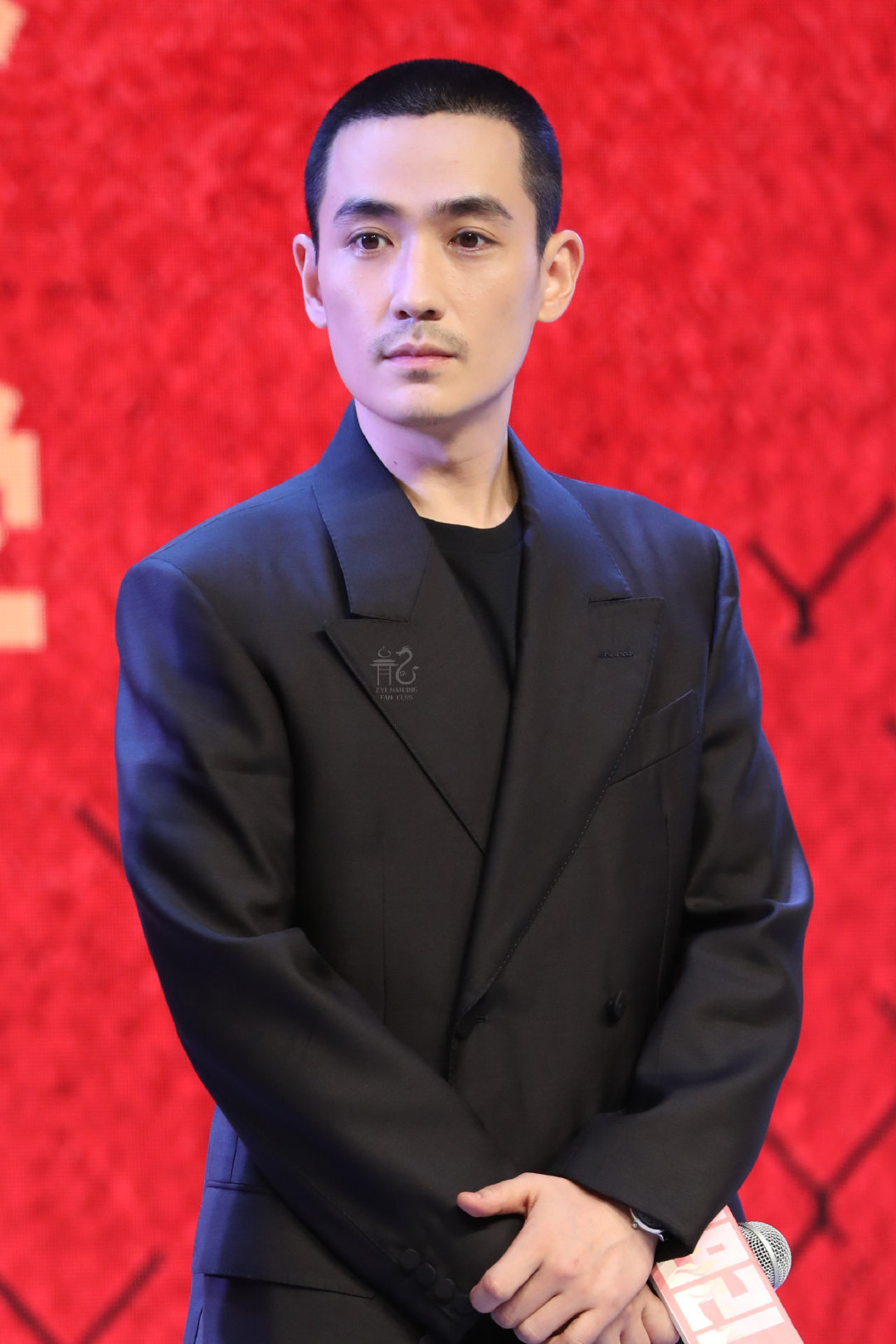 朱一龙武汉大学点映1921点映寸头西装小胡子的龙好正