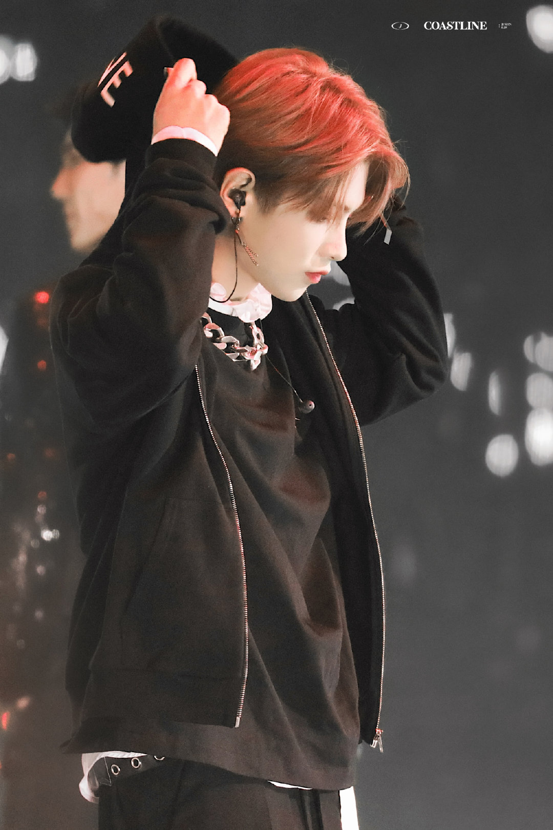 黄明昊家族演唱会舞台饭拍图 一身酷黑look的红发小贾