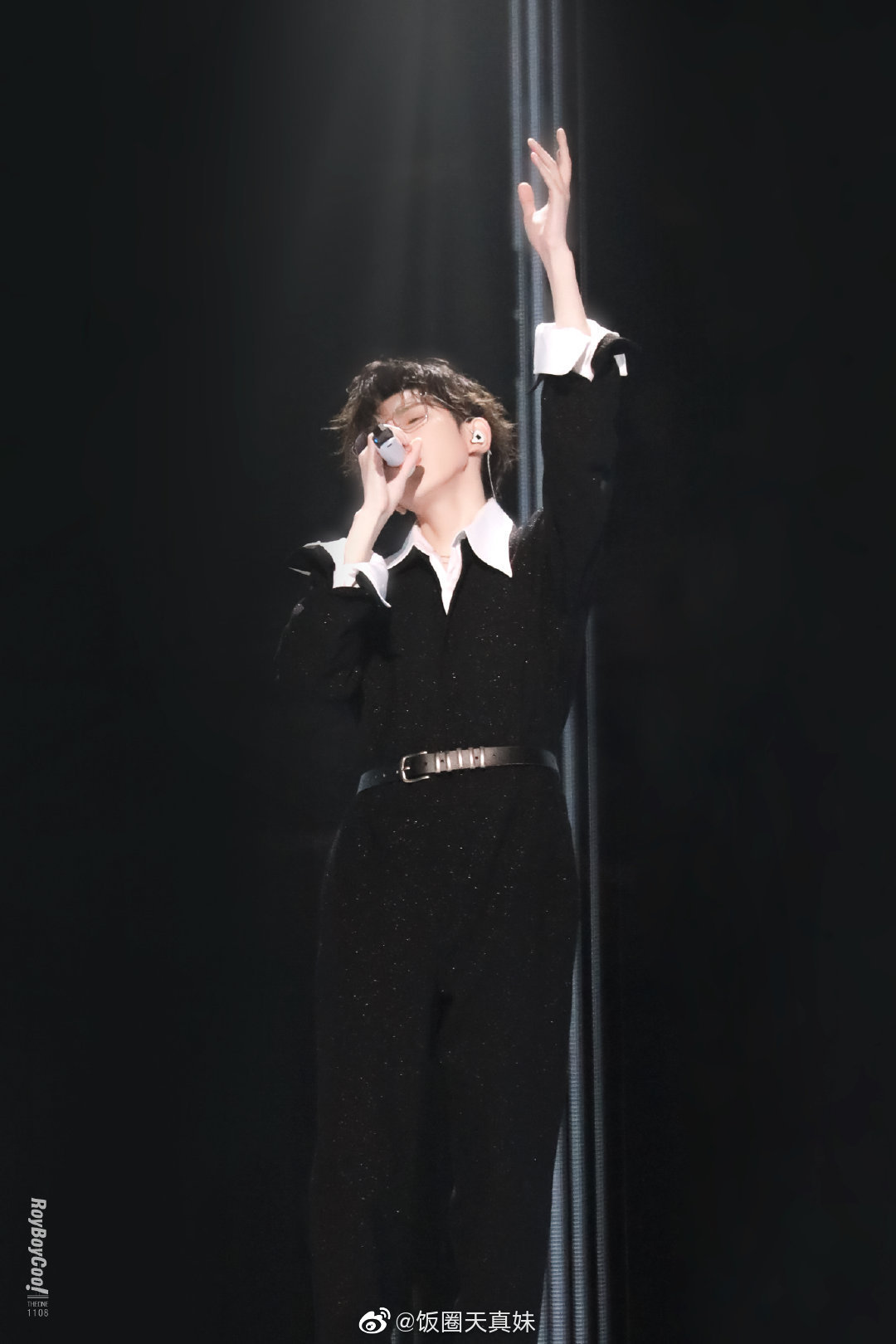 王源黑西装白衬衫金丝眼镜太禁欲了吧!__财经头条