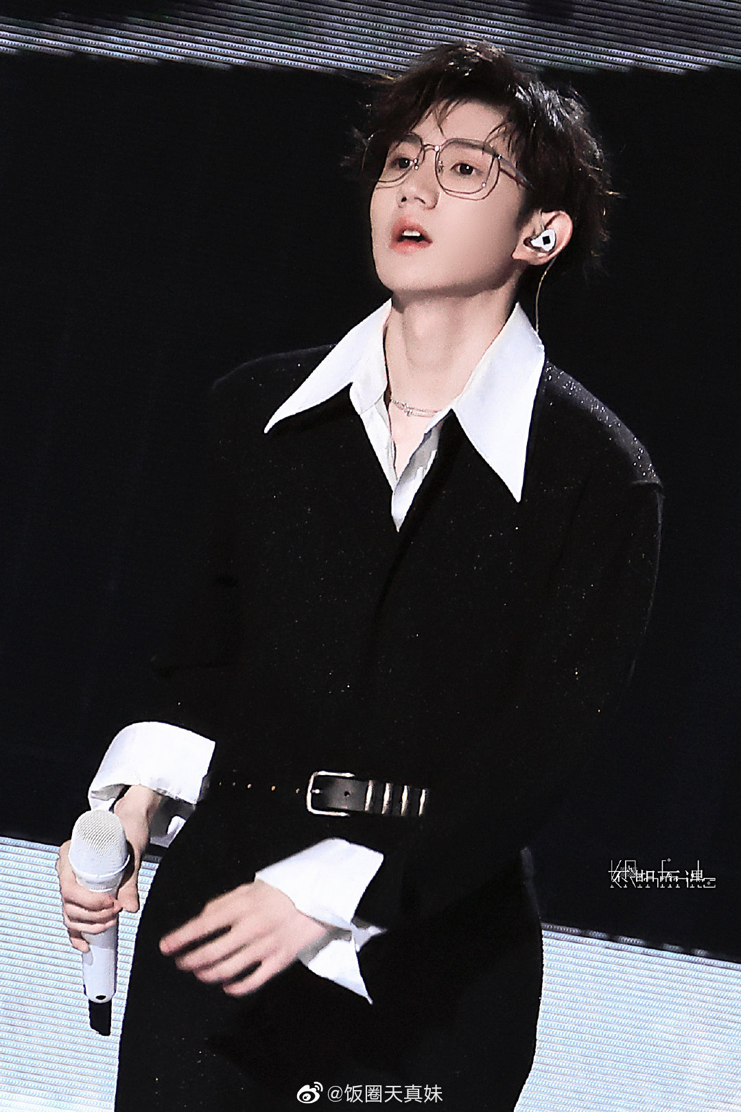 王源黑西装白衬衫金丝眼镜太禁欲了吧!__财经头条