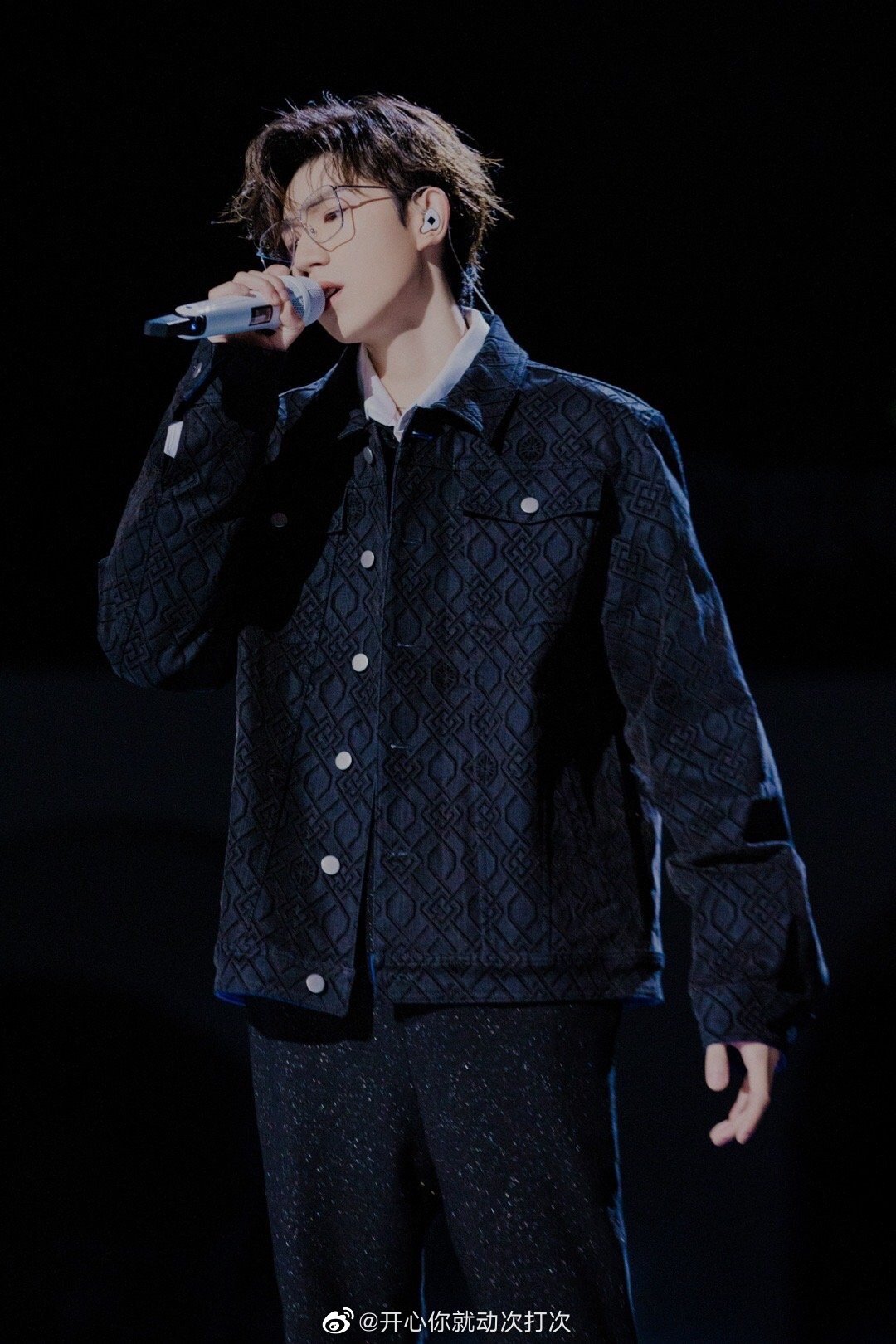 王源这组金丝边眼镜造型好帅哦!小源真的变源哥了!__财经头条