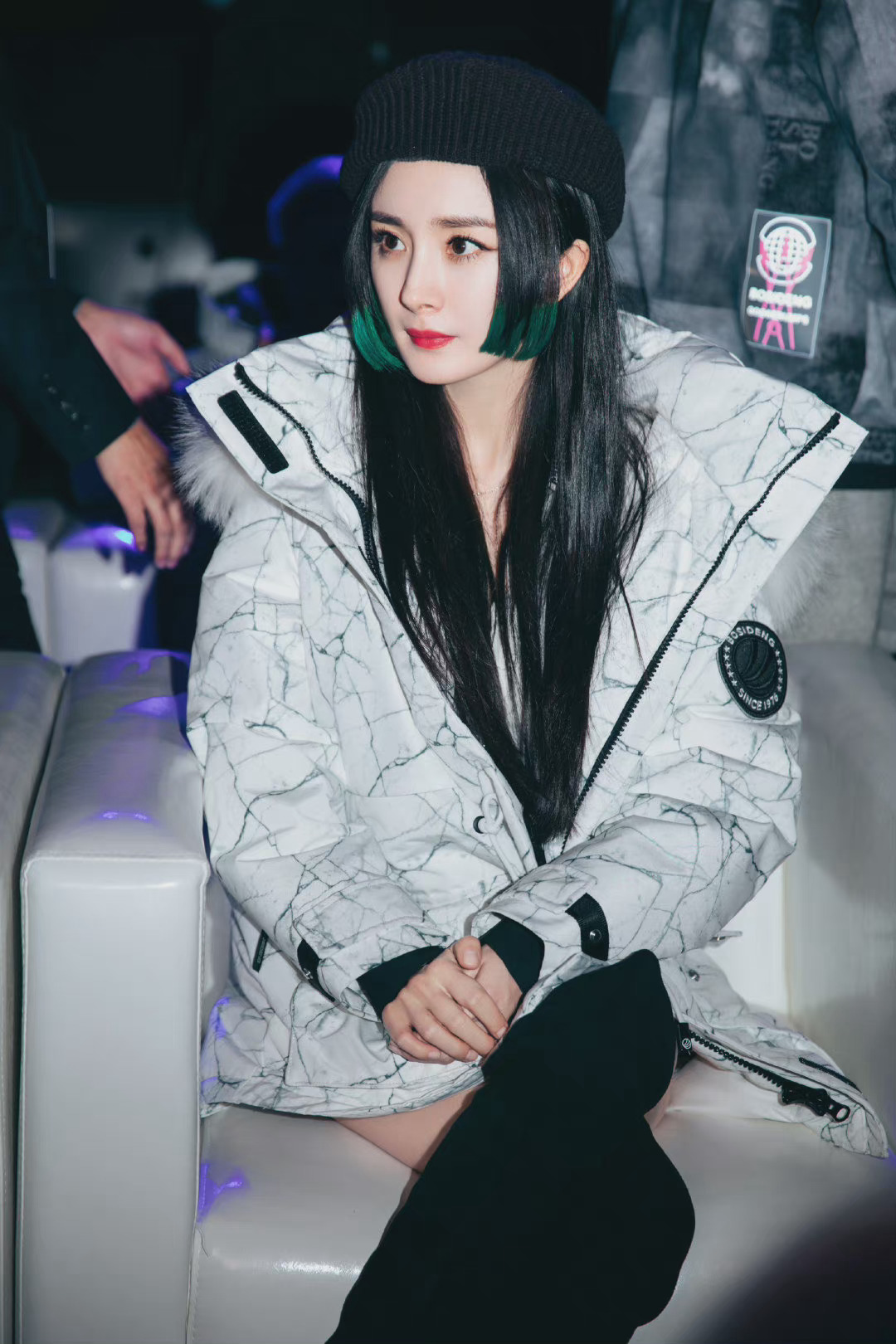 杨幂绿色挑染公主切好绝!__财经头条