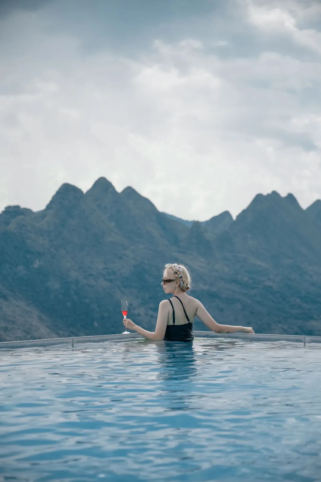 【特惠民宿】够野够网红！这个悬崖民宿，去100次也不够休闲区蓝鸢梦想 - Www.slyday.coM