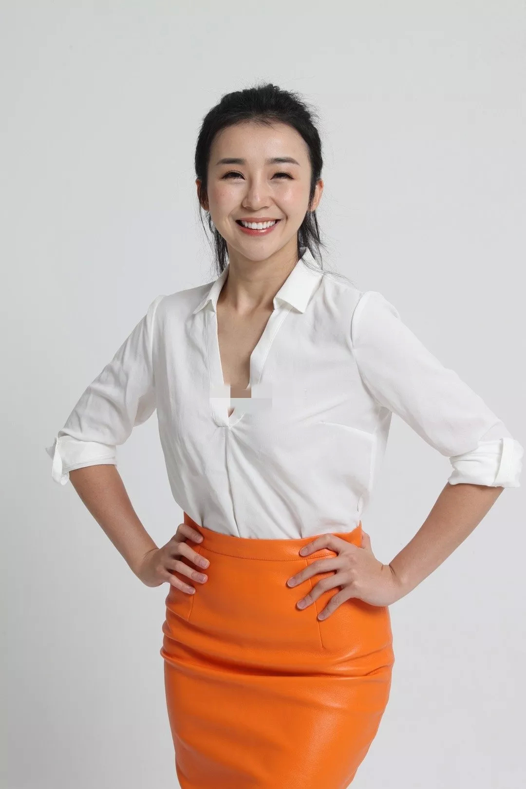 张曼源穿白衬衫橘色短裙,还是那么美!__财经头条