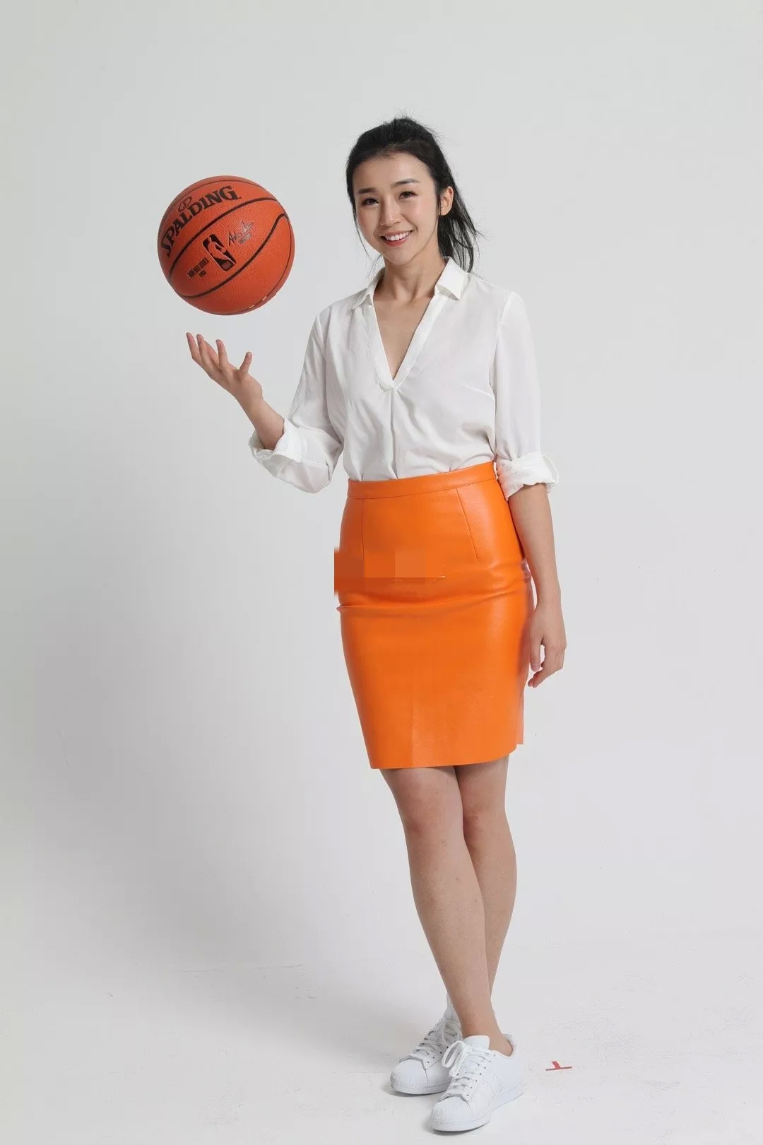 张曼源穿白衬衫橘色短裙,还是那么美!__财经头条