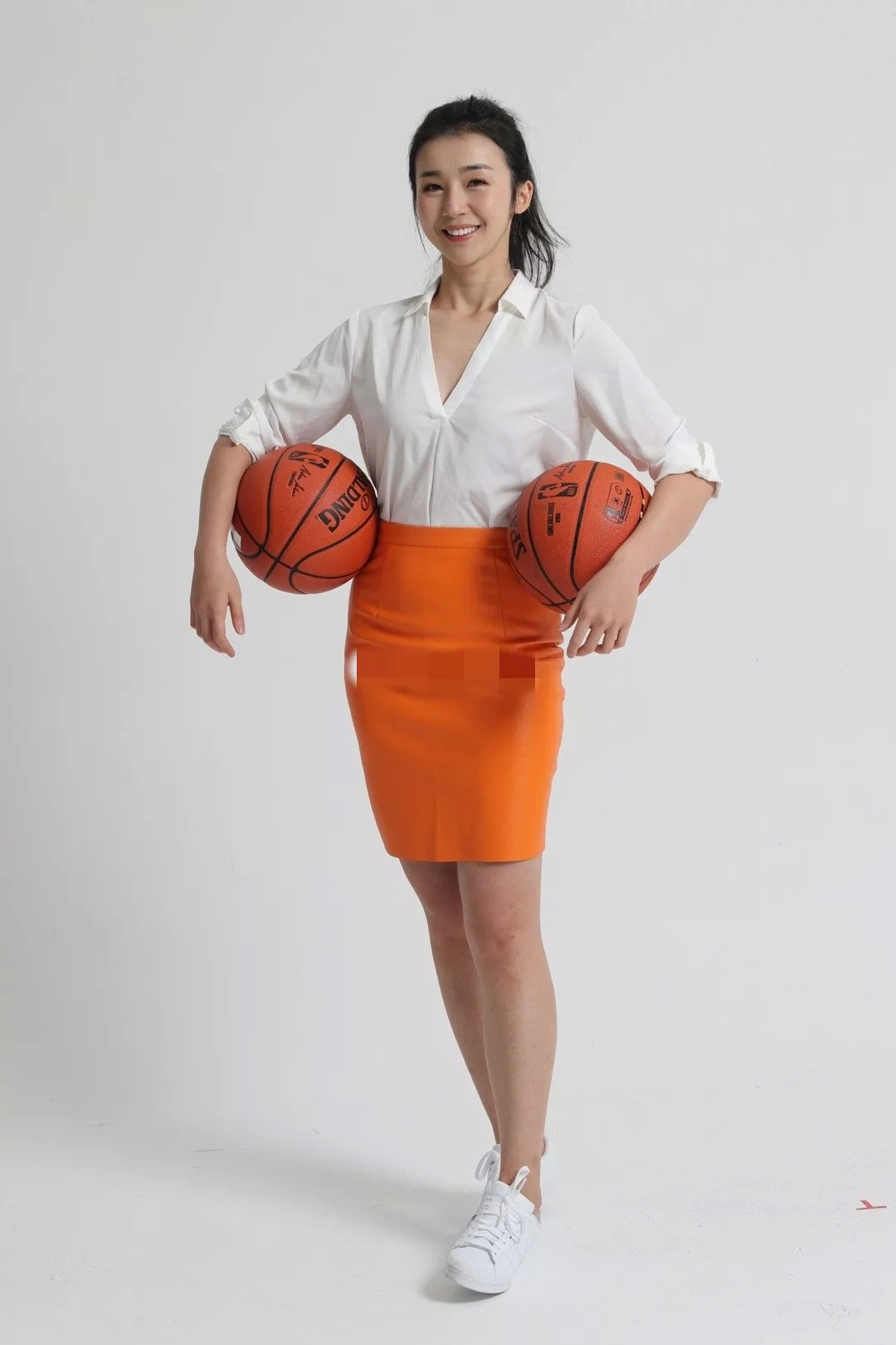 张曼源穿白衬衫橘色短裙,还是那么美!__财经头条