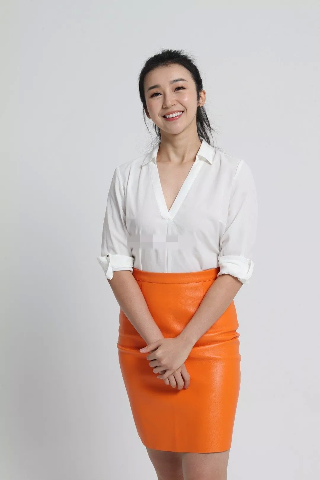 张曼源穿白衬衫橘色短裙,还是那么美!__财经头条