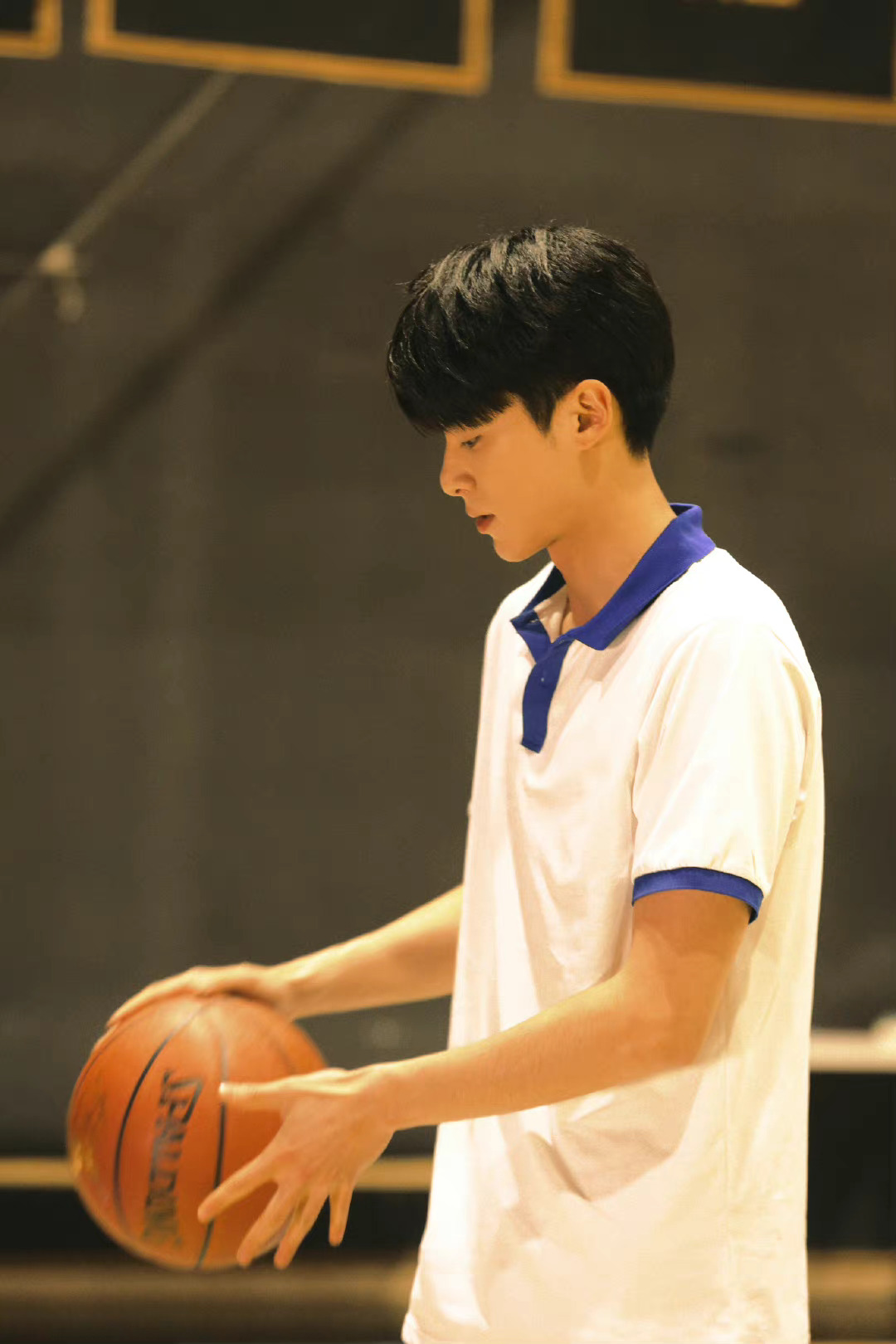 王鹤棣 校服写真__财经头条