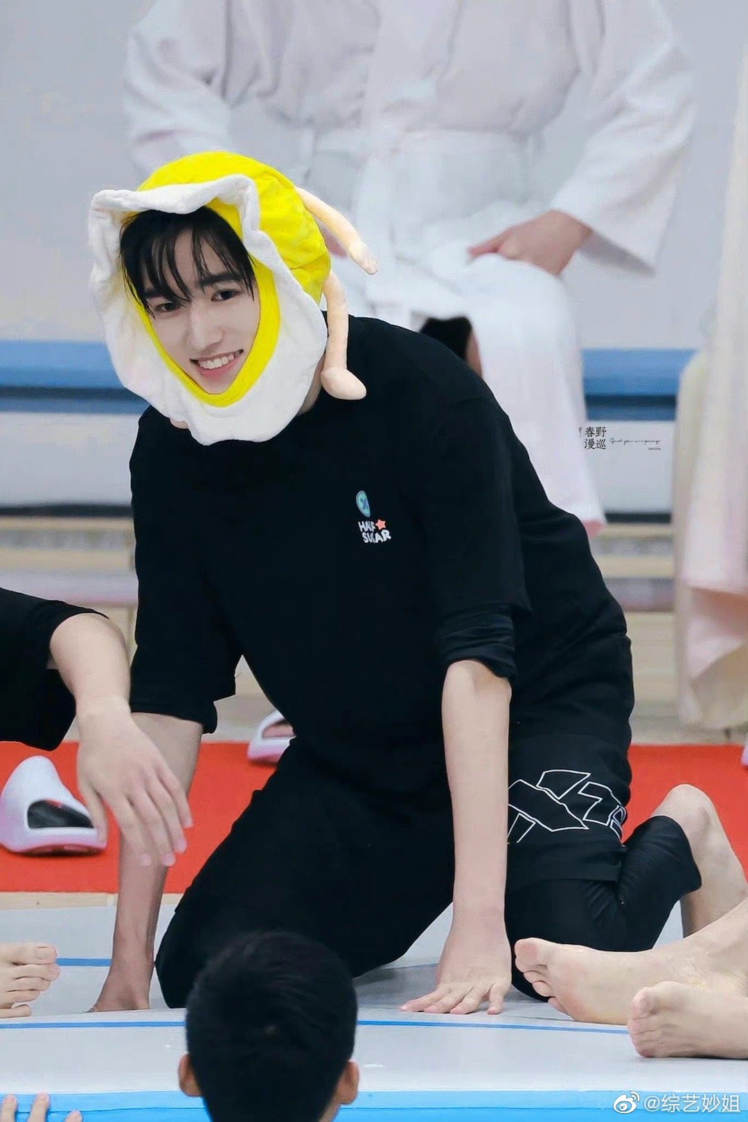 有网友说宋亚轩军训打拳偷笑站军姿闭着眼站