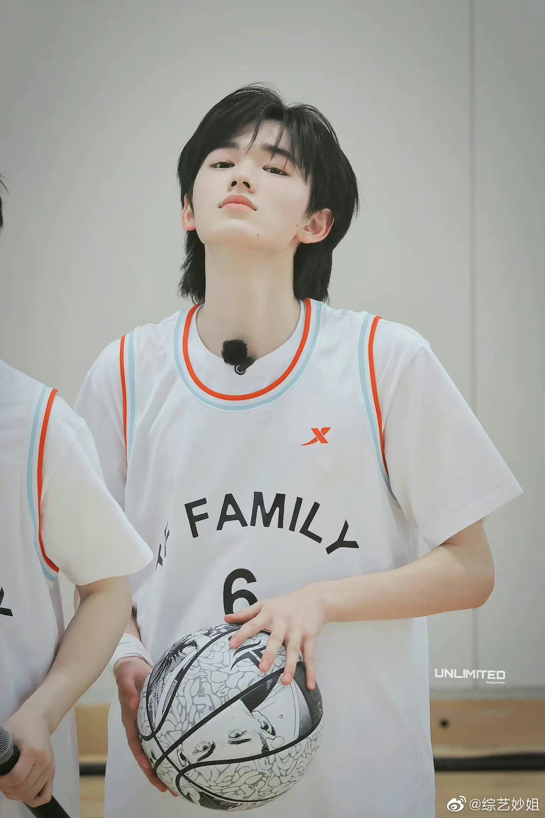 有网友说宋亚轩军训打拳偷笑站军姿闭着眼站