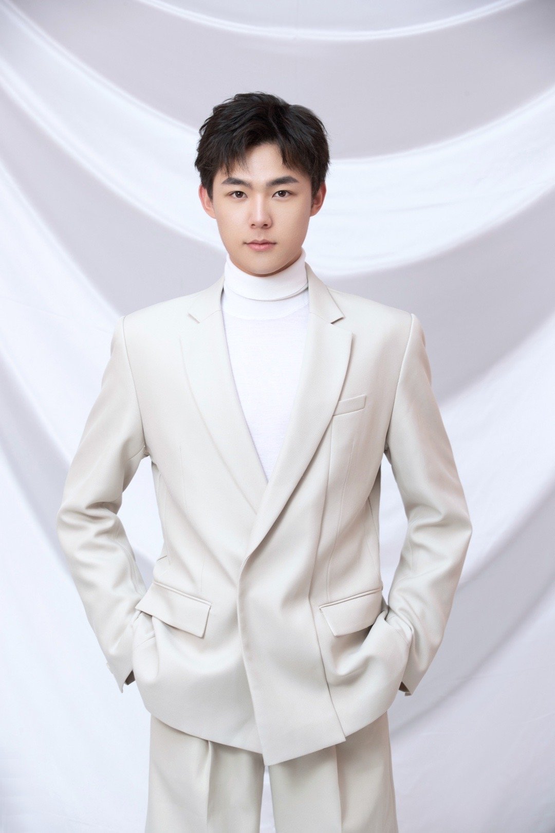 今晚金鹰节开幕式,@马启越 白色西装造型看起来十分清爽……_高清图集